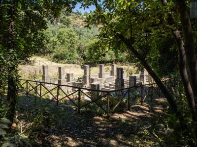 ...ci ritroviamo infine davanti a una strana struttura in pietra...
